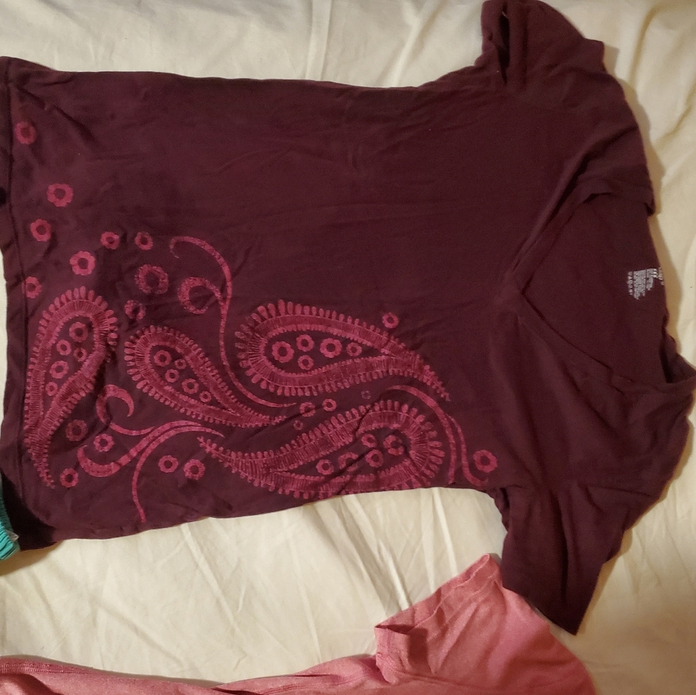 BOGO 🏁 Maroon V neck shirt 🏁